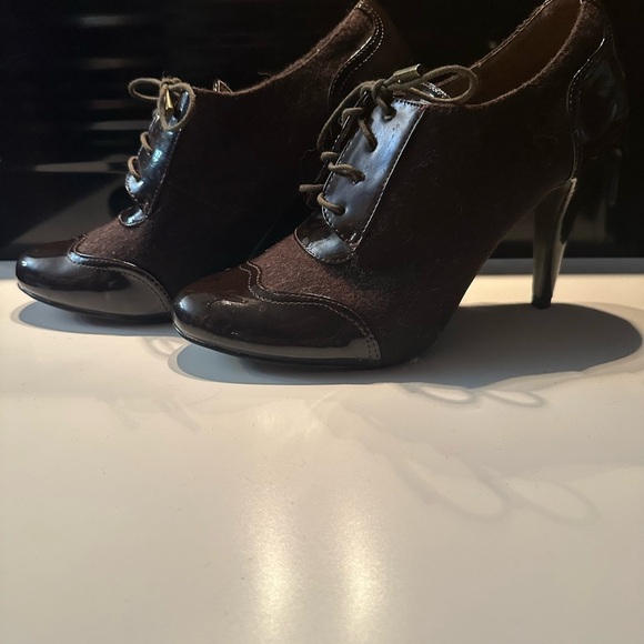 **3 for $15**Peter Nygard Brown Heeled Boots with Elegant Design - Picture 2 of 5